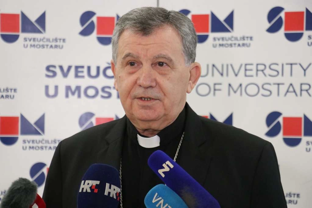 Nadbiskup Vukšić: Crkva u BiH bori se s iseljavanjem, katolička zajednica upola manja